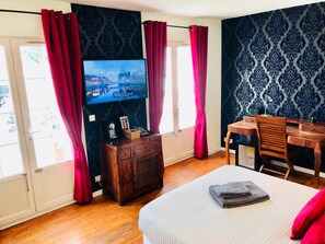 Royal Double Room | Minibar, in-room safe, desk, laptop workspace - Villa Florian (Neuilly-Plaisance)
