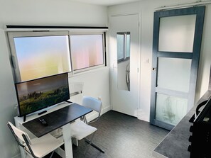 Comfort studio | Woonruimte | Een 32-inch flatscreentelevisie met kabelzenders, televisie en Netflix