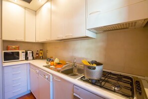 Appartement familial, plusieurs chambres, cÎté montagne (Menaggio Poggio Fiorito Loggetta) | Cuisine privée | Réfrigérateur, four à micro-ondes, un four, surface de cuisson