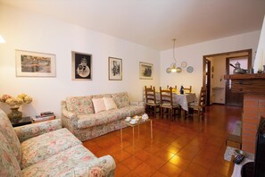 Appartement familial, plusieurs chambres, cÎté montagne (Menaggio Poggio Fiorito Loggetta) | Aire de séjour | Téléviseur de 24 po avec télévision numérique, foyer, chaßne audio