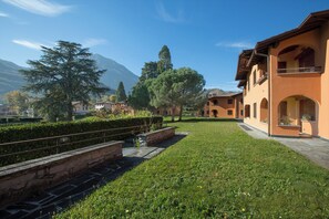 Appartement familial, plusieurs chambres, cÎté montagne (Menaggio Poggio Fiorito Loggetta) | Jardin