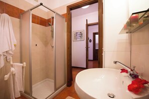 Family Apartment, Multiple Bedrooms, Mountainside (Menaggio Poggio Fiorito Loggetta) | Bathroom | Shower, rainfall showerhead, hair dryer, bidet - Menaggio Poggio Fiorito Loggetta (Menaggio)