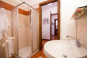 Căn hộ dành cho gia đình, nhiều phòng ngủ, cạnh núi (Menaggio Poggio Fiorito Loggetta) | Phòng tắm | Buồng tắm vòi sen, vòi sen phun mưa, máy sấy tóc, chậu vệ sinh/vòi rửa 