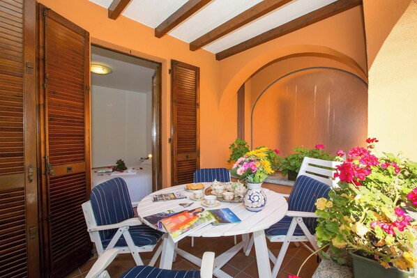 Appartement familial, plusieurs chambres, côté montagne (Menaggio Poggio Fiorito Loggetta) | Restauration en plein air