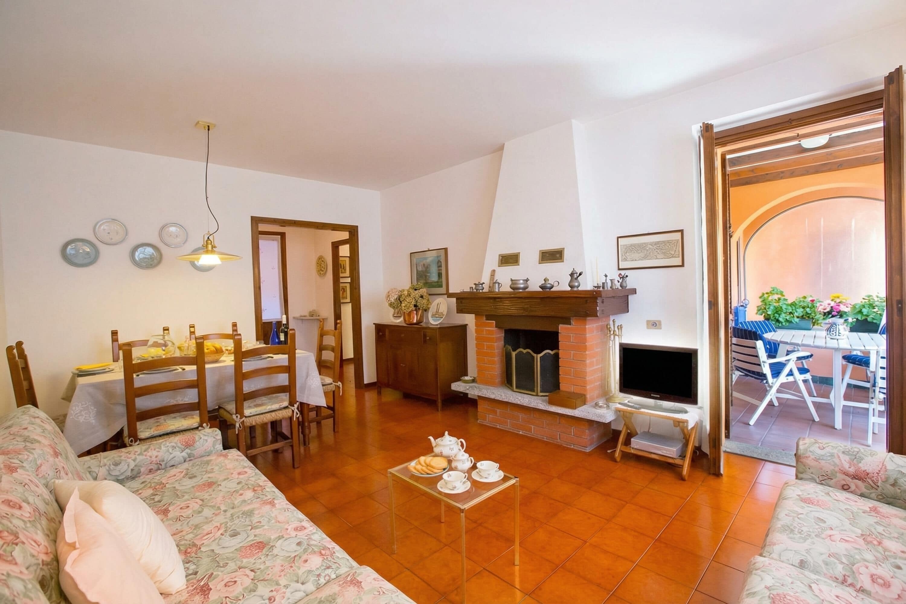 Departamento familiar, varias habitaciones, junto a la montaña (Menaggio Poggio Fiorito Loggetta) | Área de sala de estar | Televisión de 24 pulgadas con canales digitales, chimenea y estéreo 