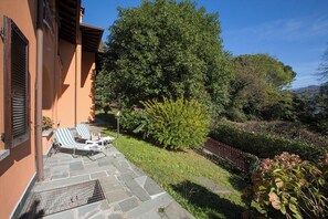 Appartement familial, plusieurs chambres, côté montagne (Menaggio Poggio Fiorito Loggetta) | Jardin