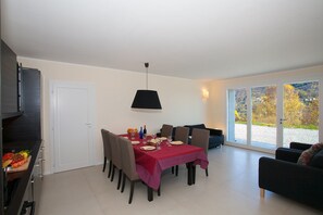 Familienvilla, Mehrere Schlafzimmer, Bergseite (Villa La Betulla) | Essbereich im Zimmer