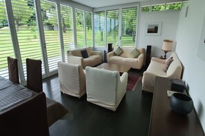 Familienvilla, Mehrere Schlafzimmer, Bergseite (Villa La Betulla) | Wohnbereich