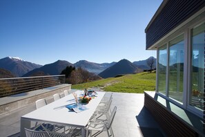 Villa Familiale, plusieurs chambres, côté montagne (Villa La Betulla) | Restauration extérieure