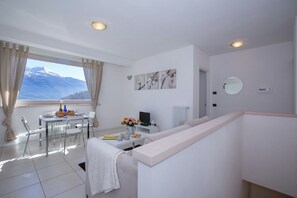 Family Apartment, Multiple Beds, 2 Bathrooms, Garden Area (Santa Anna Sole) | Living room
