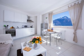 Appartement Familial, plusieurs lits, 2 salles de bains, cÎté jardin (Santa Anna Sole) | Cuisine privée | Réfrigérateur, micro-ondes, four, plaque de cuisson