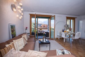 Appartamento familiare, 2 camere da letto, 2 bagni, lato montagna (Residence degli Ulivi apt. 5A) | Area soggiorno | TV a schermo piatto 24 pollici con canali via cavo, TV