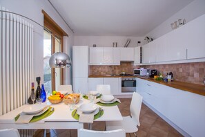 Appartamento familiare, 2 camere da letto, 2 bagni, lato montagna (Residence degli Ulivi apt. 5A) | Cucina privata | Microonde, forno, piano cottura, lavastoviglie