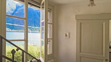 Family Townhome, Multiple Bedrooms, 2 Bathrooms, Lakeside (Felice sul Lago) | Interior