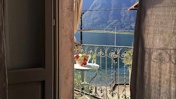 Family Townhome, Multiple Bedrooms, 2 Bathrooms, Lakeside (Felice sul Lago) | Balcony