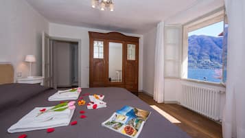 Family Townhome, Multiple Bedrooms, 2 Bathrooms, Lakeside (Felice sul Lago) | 4 bedrooms, iron/ironing board, free WiFi, bed sheets