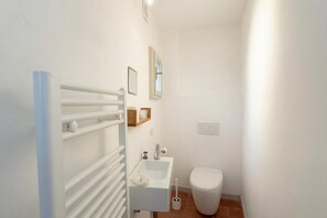 Family Townhome, Multiple Bedrooms, 2 Bathrooms, Lakeside (Felice sul Lago) | Bathroom