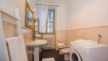 Familienapartment, Mehrere Schlafzimmer (Casa Al Prato Apt. A) | Badezimmer | Duschwanne, Regendusche, kostenlose Toilettenartikel, Haartrockner