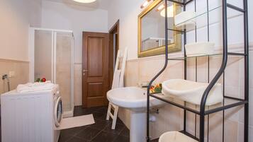 Familienapartment, Mehrere Schlafzimmer (Casa Al Prato Apt. A) | Badezimmer | Duschwanne, Regendusche, kostenlose Toilettenartikel, Haartrockner