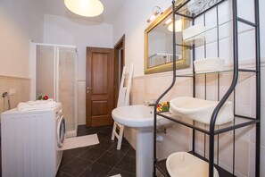 Apartamento familiar, varias habitaciones (Casa Al Prato Apt. A) | Baño | Ducha y bañera combinadas y cabezal de ducha tipo lluvia