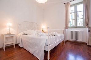 Familie appartement, 1 slaapkamer, magnetron (Casa Al Prato Apt. A) | 1 slaapkamer, een strijkplank/strijkijzer, wifi (toeslag), beddengoed