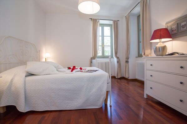 Apartamento familiar, varias habitaciones (Casa Al Prato Apt. A) | 1 dormitorio, tabla de planchar con plancha, wifi y ropa de cama