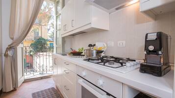 Căn hộ dành cho gia đình, nhiều phòng ngủ (Casa Al Prato Apt. A) | Bếp riêng | Tủ lạnh, lò vi sóng, lò nướng, bếp nấu