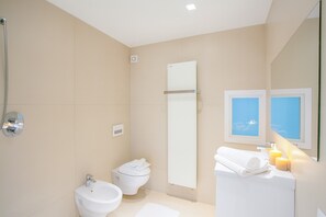 Family Villa, 6 Bedrooms, Microwave, Mountainside (Villa Intelvi) | Bathroom | Separate tub and shower, rainfall showerhead, free toiletries - Villa Intelvi (Cerano d'Intelvi)