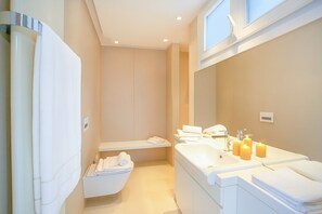 Family Villa, 6 Bedrooms, Microwave, Mountainside (Villa Intelvi) | Bathroom | Separate tub and shower, rainfall showerhead, free toiletries - Villa Intelvi (Cerano d'Intelvi)
