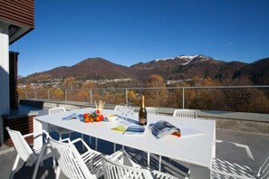 فيلا عائلية - عدة غرف نوم - بالقرب من الجبل (Villa Intelvi) | تناول الطعام بالخارج