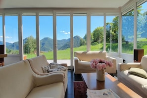 家庭别墅, 6 间卧室, 微波炉, 山腰 (Villa Intelvi) | 客厅 | 电视、壁炉、立体声音响
