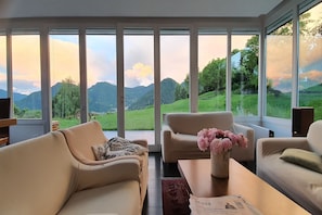 Flachbildfernseher, Kamin, Stereoanlage