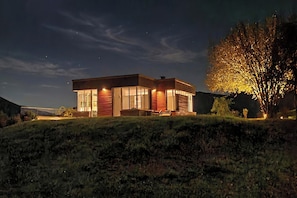 A modern house with large windows, a flat roof, and a well-lit exterior at night. - Villa Intelvi (Cerano d'Intelvi)