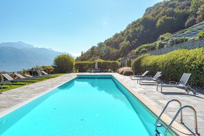 Een seizoensgebonden buitenzwembad