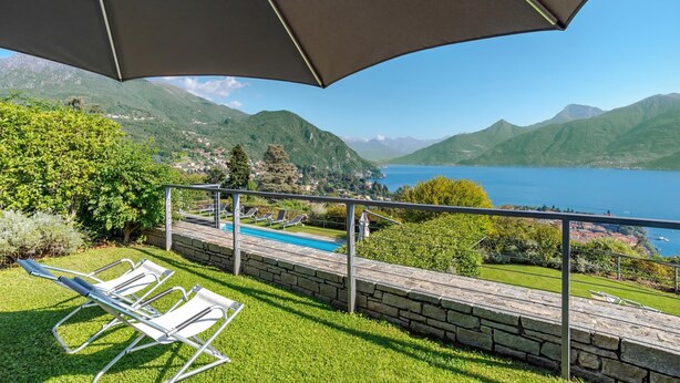 A poolside area with a view of a lake and mountains. - Sant' Andrea Deluxe (Menaggio)