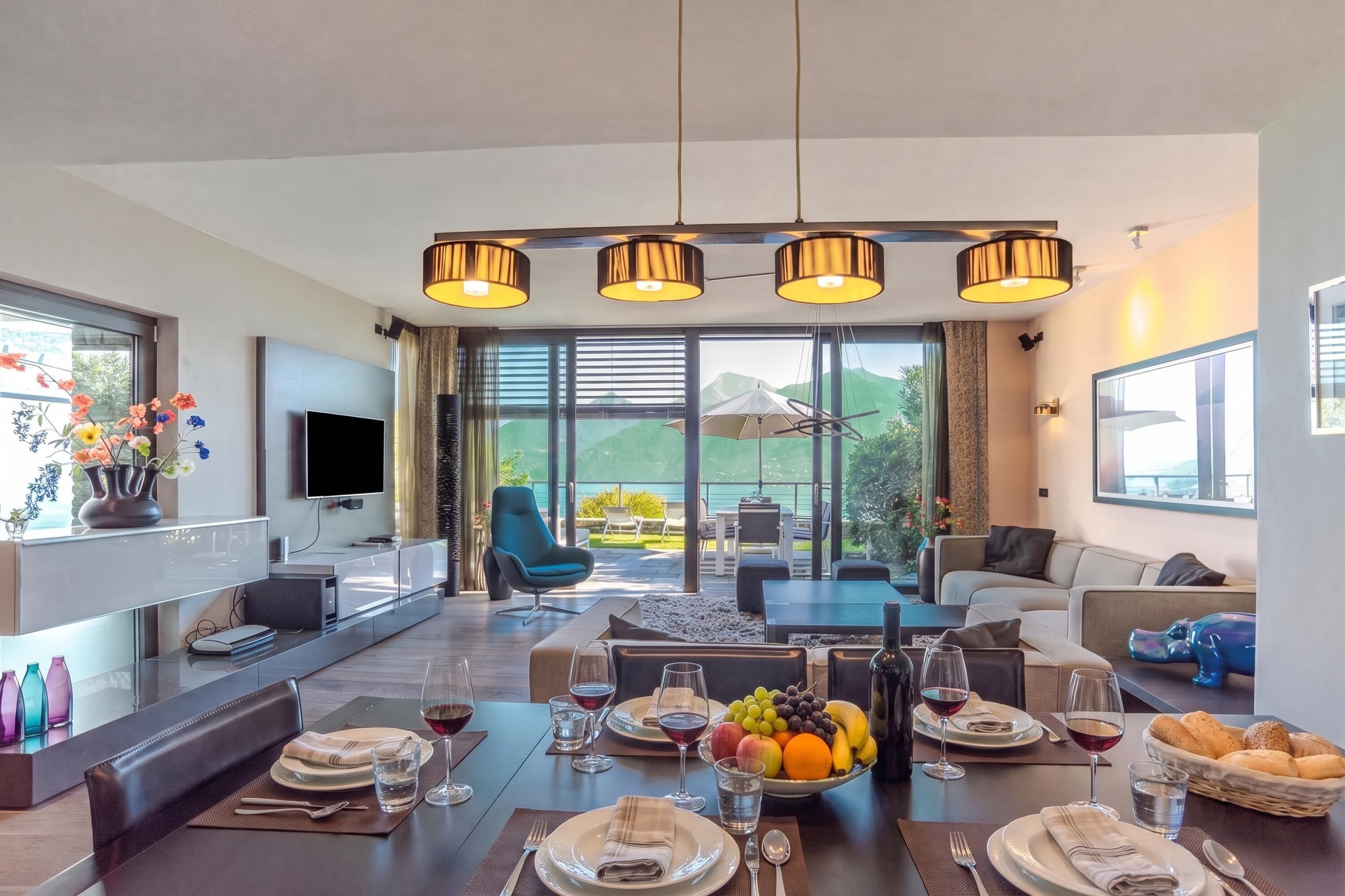 Una sala de estar moderna con comedor, ventanas amplias y televisor.