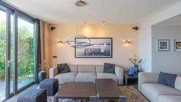 Een flatscreentelevisie en een stereo