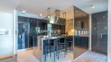 Familie appartement, meerdere slaapkamers, uitzicht op gebergte (Sant' Andrea Deluxe) | Privékeuken | Een magnetron, een oven, een kookplaat, een vaatwasser