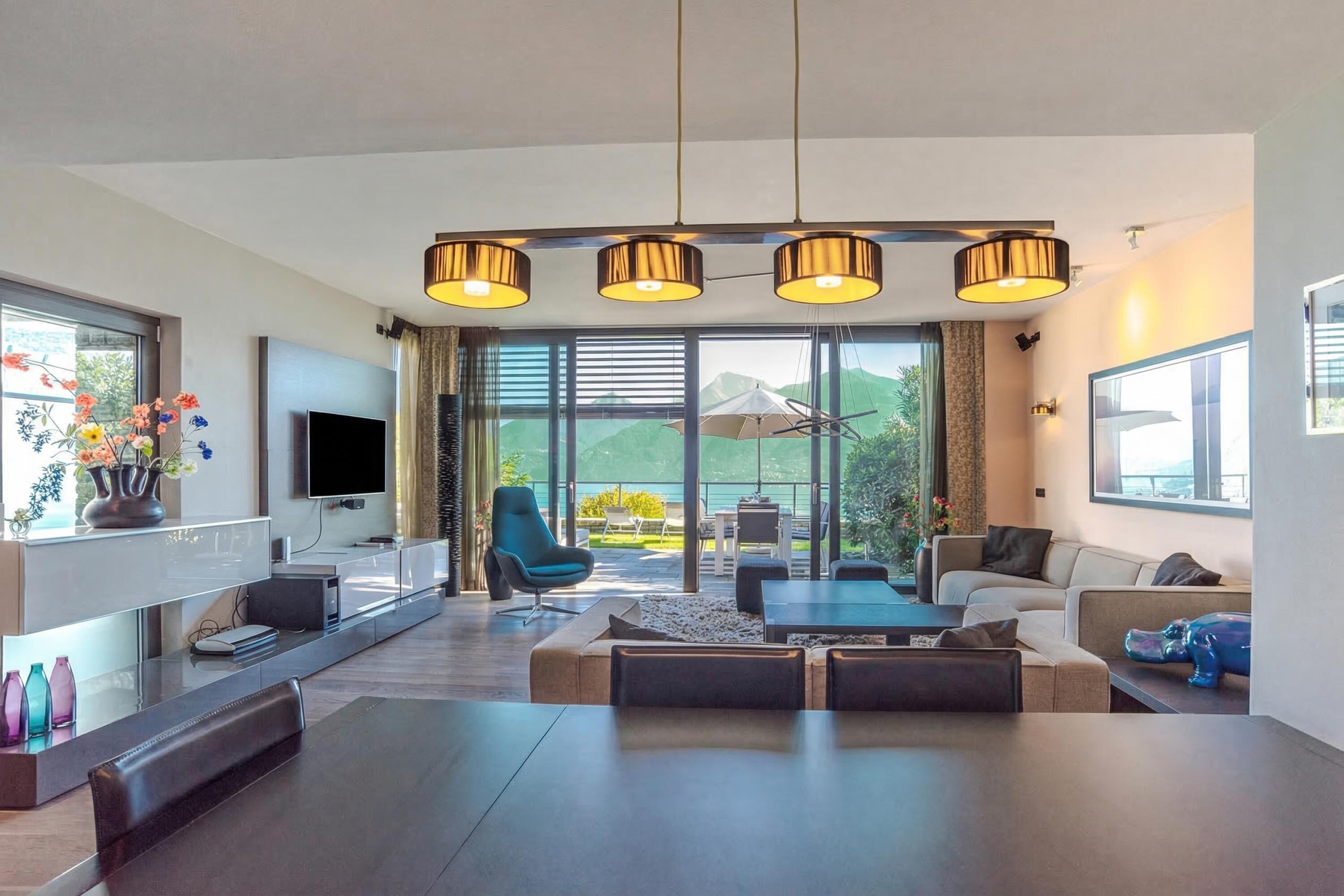 Platt-tv och en stereo