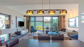 Een flatscreentelevisie en een stereo