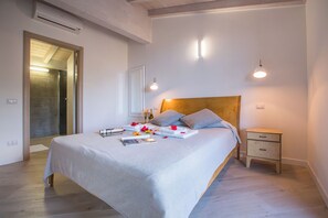 5 chambres, fer et planche à repasser, Wi-Fi, draps fournis