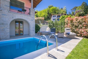Una piscina al aire libre de temporada, una piscina climatizada