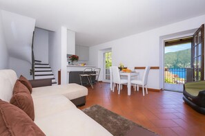 Honeymoon-Stadtwohnung, Mehrere Schlafzimmer, Bergseite (Villa Patricia) | Wohnbereich | Fernseher, Kamin