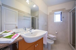 Honeymoon Townhome, Multiple Bedrooms, Mountainside (Villa Patricia) | Bathroom