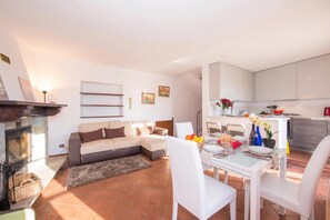 Townhouse – honeymoon, 2 soverom, peis, ved fjell (Villa Patricia) | Oppholdsområde | TV og peis
