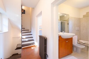 Townhouse – honeymoon, 2 soverom, peis, ved fjell (Villa Patricia) | Bad | Dusj, regndusjhode, toalettartikler (inkludert) og hårføner