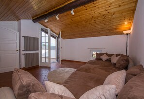 Honeymoon-Stadtwohnung, Mehrere Schlafzimmer, Bergseite (Villa Patricia) | Wohnbereich