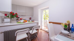 Honeymoon Townhome, 2 Bedrooms, Fireplace, Mountainside (Villa Patricia) | Private kitchen - Villa Patricia (San Siro)