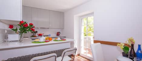 Casa geminada lua de mel, 2 quartos, lareira, ao lado da montanha (Villa Patricia) | Cozinha privada | Cafeteira/chaleira, micro-ondas, fogão, cooktop