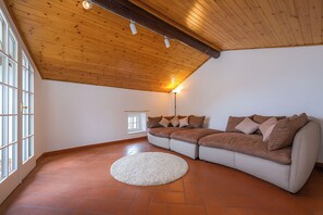 Honeymoon-Stadtwohnung, Mehrere Schlafzimmer, Bergseite (Villa Patricia) | Wohnbereich